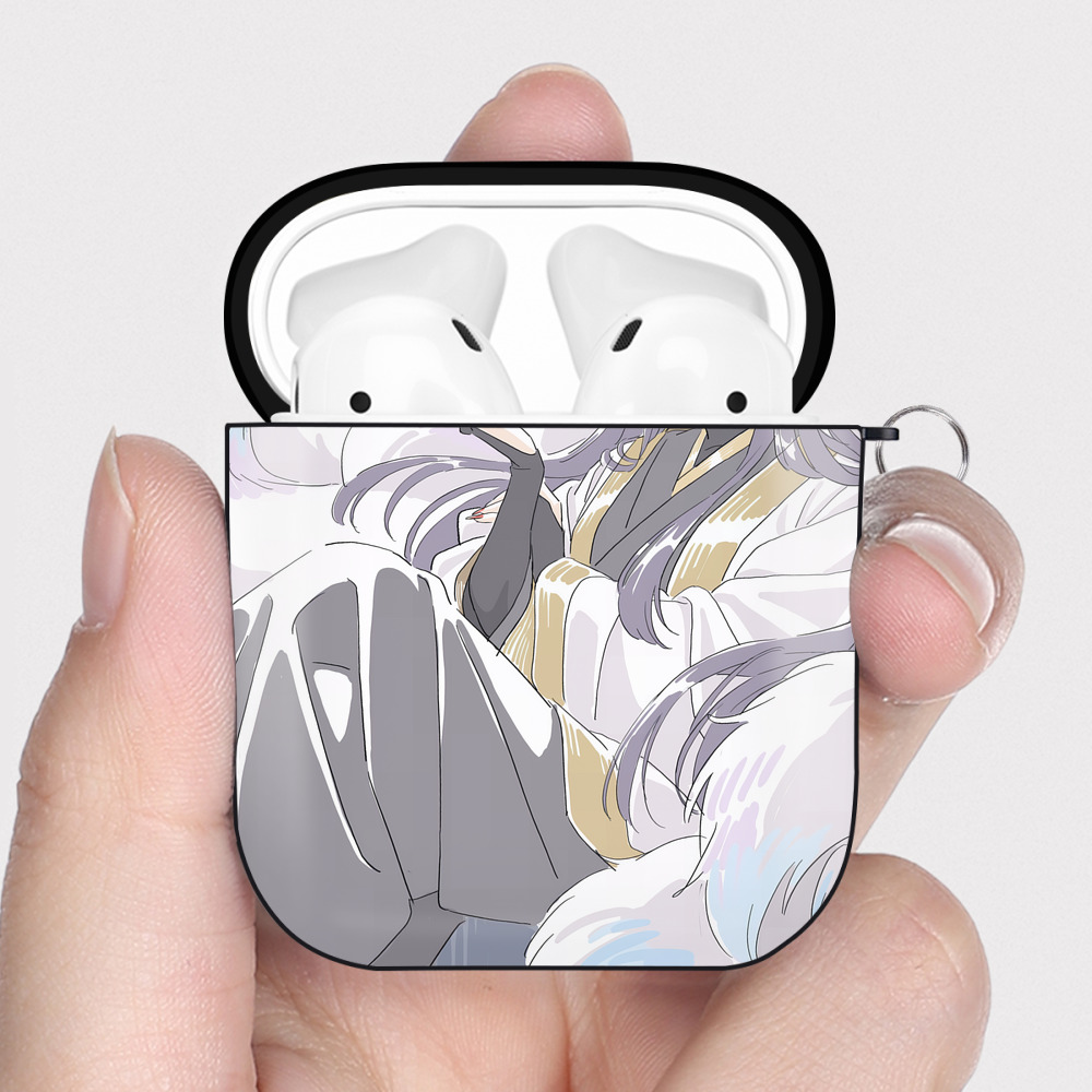 （画像用） 薬屋のひとりごと The Apothecary Diaries AirPods 第2世代保護ケース ハードシェル ブラック 耐衝撃・防指紋・カラビナ付き