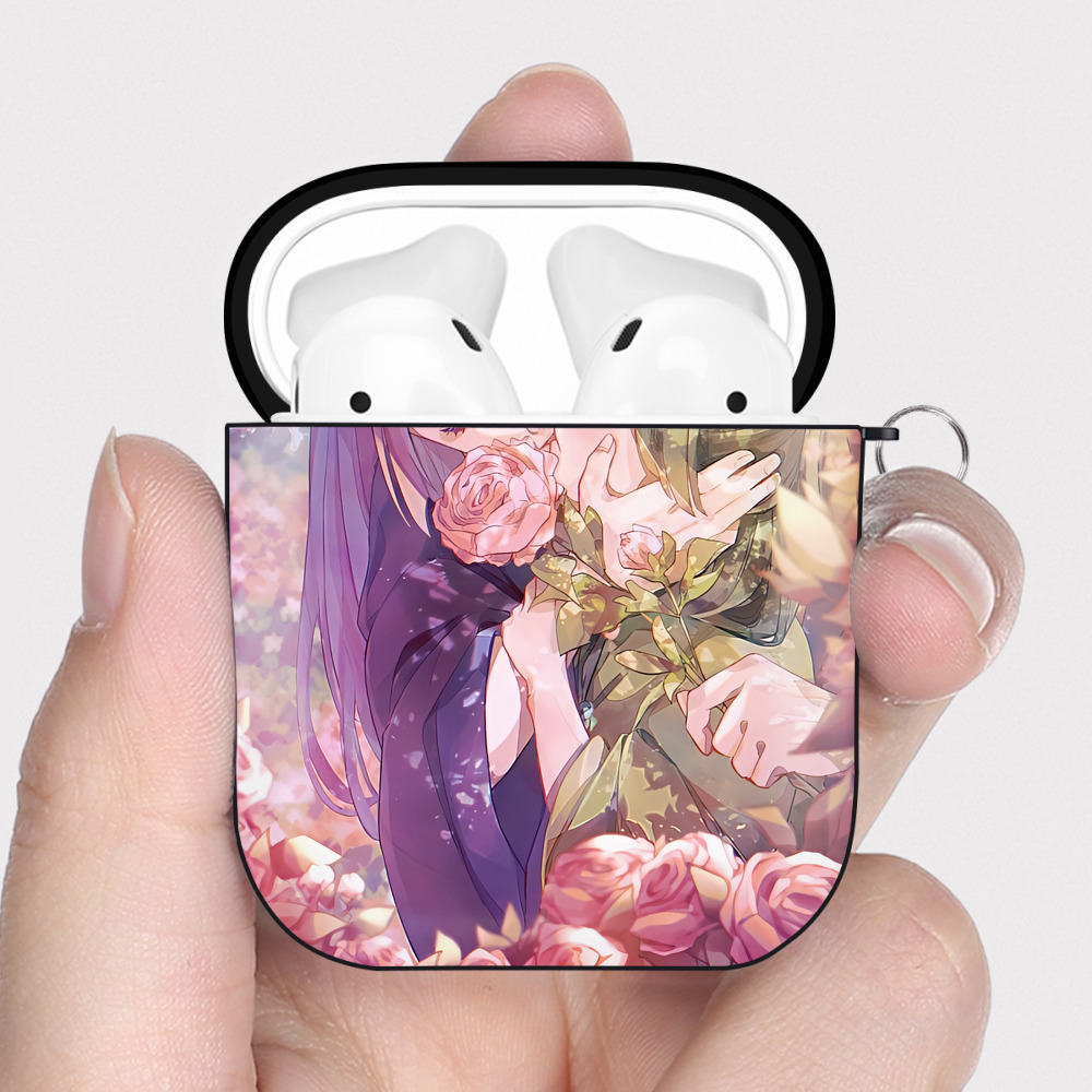 （画像用） 薬屋のひとりごと The Apothecary Diaries AirPods 第2世代保護ケース ハードシェル ブラック 耐衝撃・防指紋・カラビナ付き