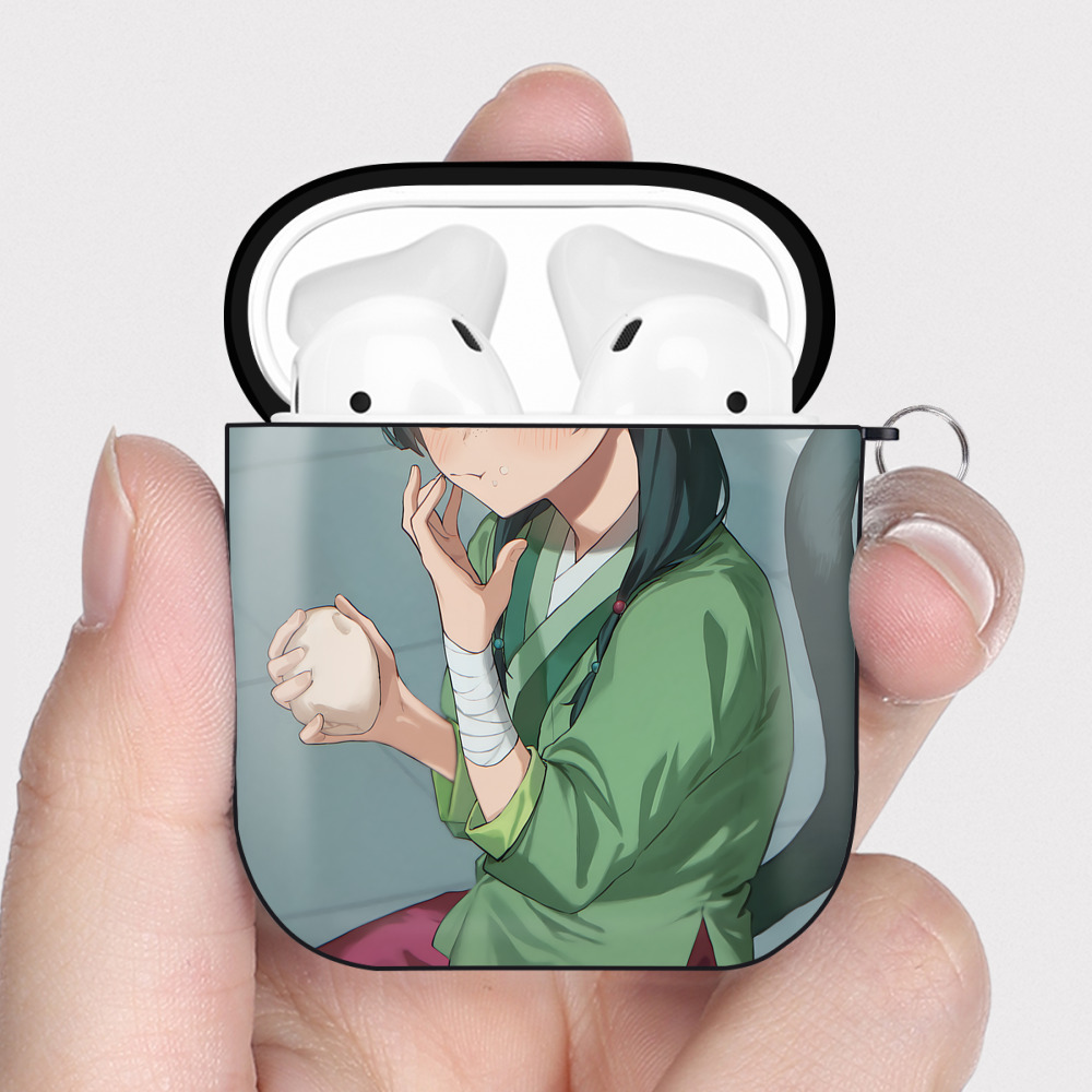 （画像用） 薬屋のひとりごと The Apothecary Diaries AirPods 第2世代保護ケース ハードシェル ブラック 耐衝撃・防指紋・カラビナ付き
