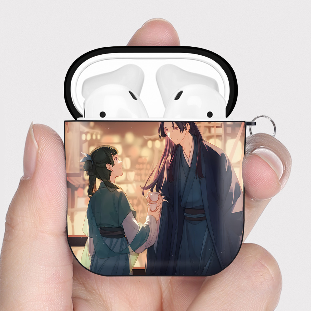 （画像用） 薬屋のひとりごと The Apothecary Diaries AirPods 第2世代保護ケース ハードシェル ブラック 耐衝撃・防指紋・カラビナ付き