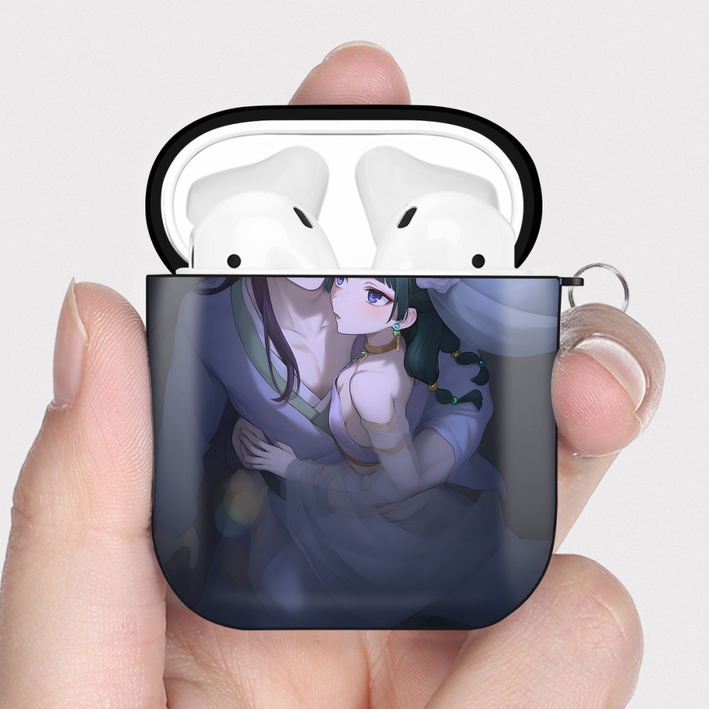 （画像用） 薬屋のひとりごと The Apothecary Diaries AirPods 第2世代保護ケース ハードシェル ブラック 耐衝撃・防指紋・カラビナ付き